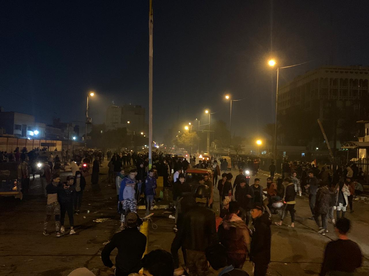 صور .. الأمن يستخدم المسيل للدموع بمصادمات ليلية مع المحتجين بوثبة بغداد