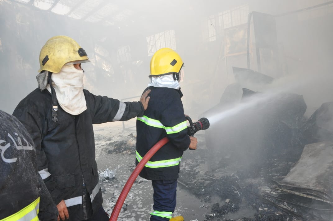 صور.. مكافحة حريق في مدينة الصدر التهم مخزنا للسلاح لسرايا السلام
