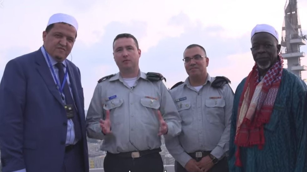 رجل دين عربي يزور الجيش الإسرائيلي ويتمنى له النصر