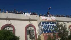صور .. محتجون يسيطرون على مبنى حكومي ويغلقون بوابة الشركة العامة للموانئ بالعراق