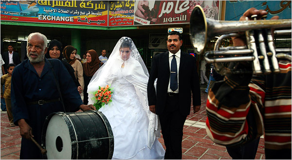 محافظة عراقية تعلق تنظيم عقود الزواج وجانب من بغداد يخلو من كورونا