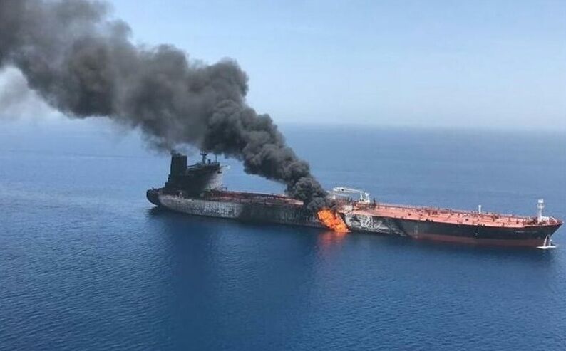 انفجار في ناقلة إيرانية قرب جدة وتسرب نفطي في مياه البحر الأحمر