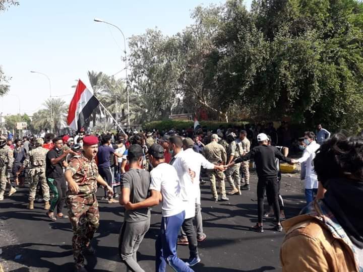 محتجون يحاولون اغلاق قناة العراقية بذي قار والامن يشكل طوقا لمنعهم