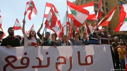 تصاعد حدة التظاهرات في لبنان .. والمحتجون يهتفون بـ"اسقاط النظام"