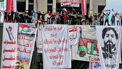 صور .. رجل دين بارز يشارك بالاحتجاجات في ساحة التحرير وسط بغداد