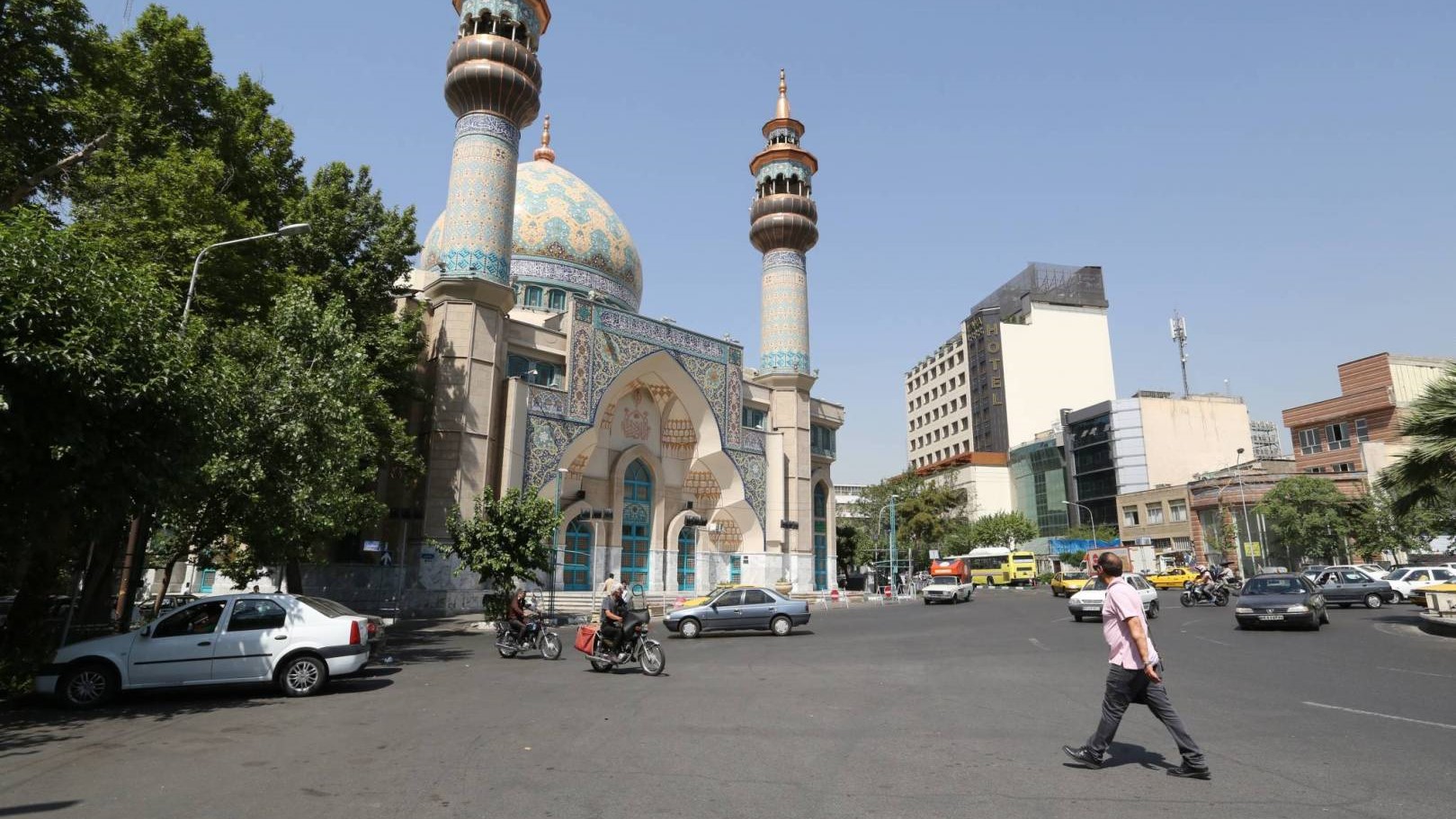 انفجار في طهران يقتل شخصين ويدمر مصنعا