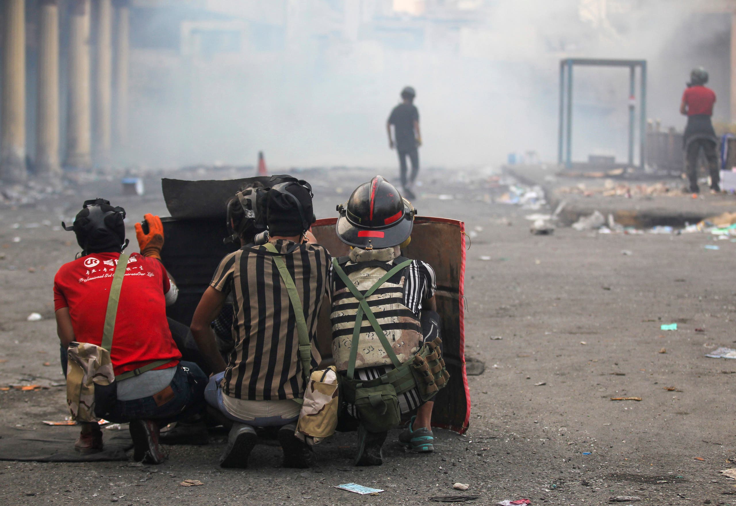 اصابات واختناقات بصدامات بين محتجين وقوات امنية بعدة مدن عراقية