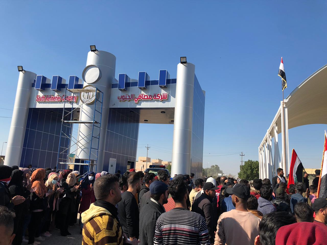 متظاهرون يغلقون مصفيين و موقعا نفطيا جنوبي العراق