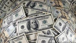 120 ألف دولار تم تحويلها بالخطأ إلى حسابهما.. فكيف تصرفا؟