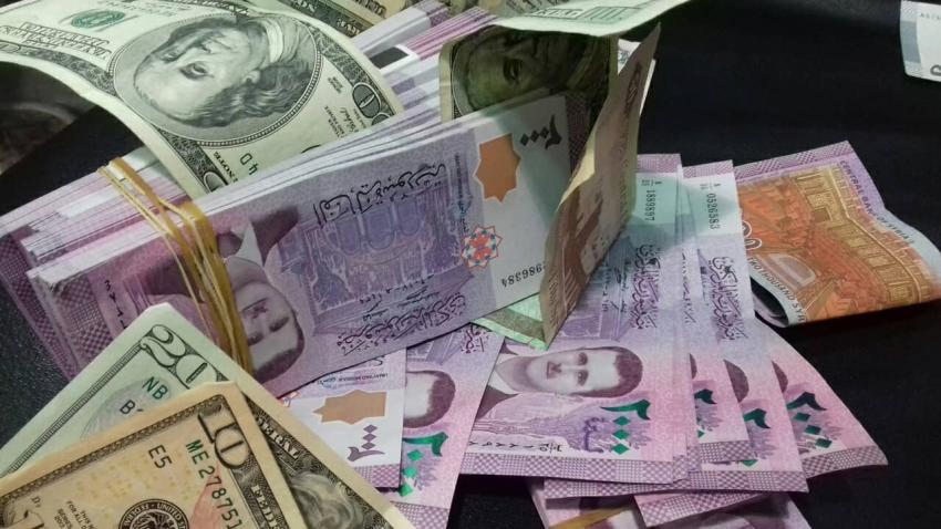 انهيار الليرة السورية إلى أدنى مستوياتها أمام الدولار