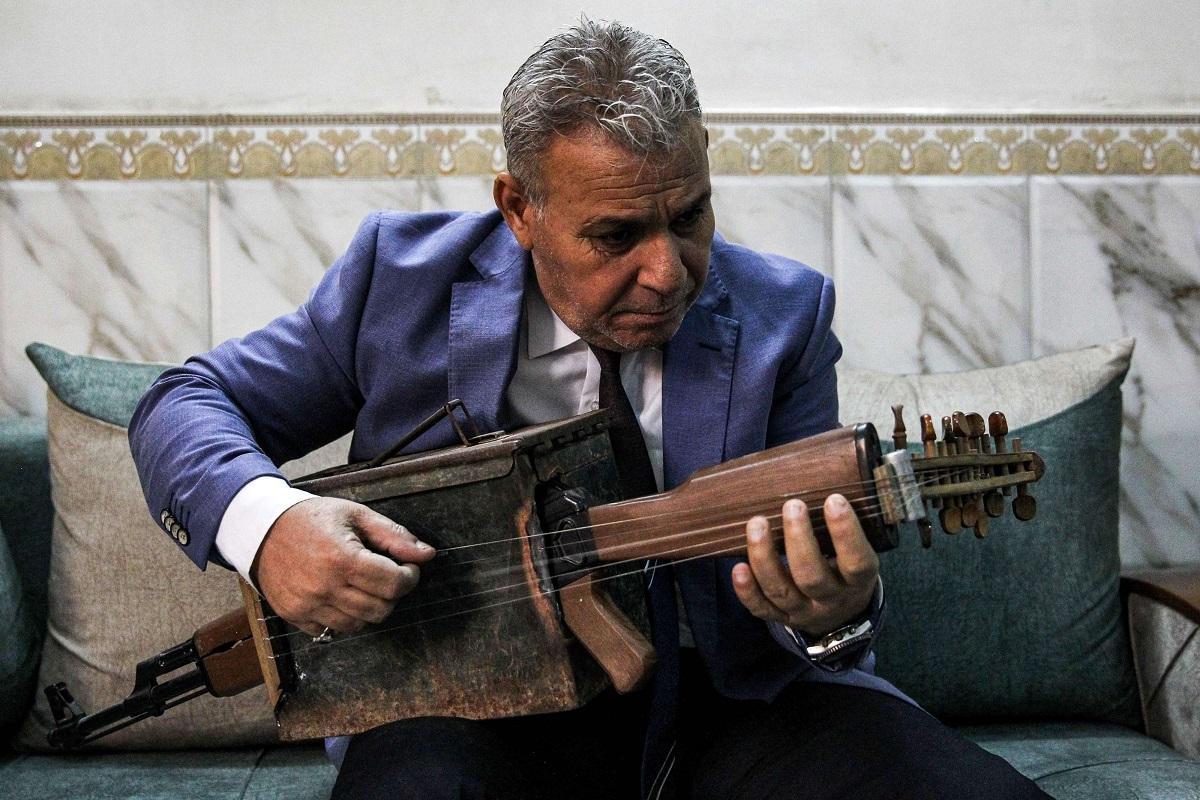 بندقية كلاشينكوف تحول العنف إلى موسيقى في بغداد