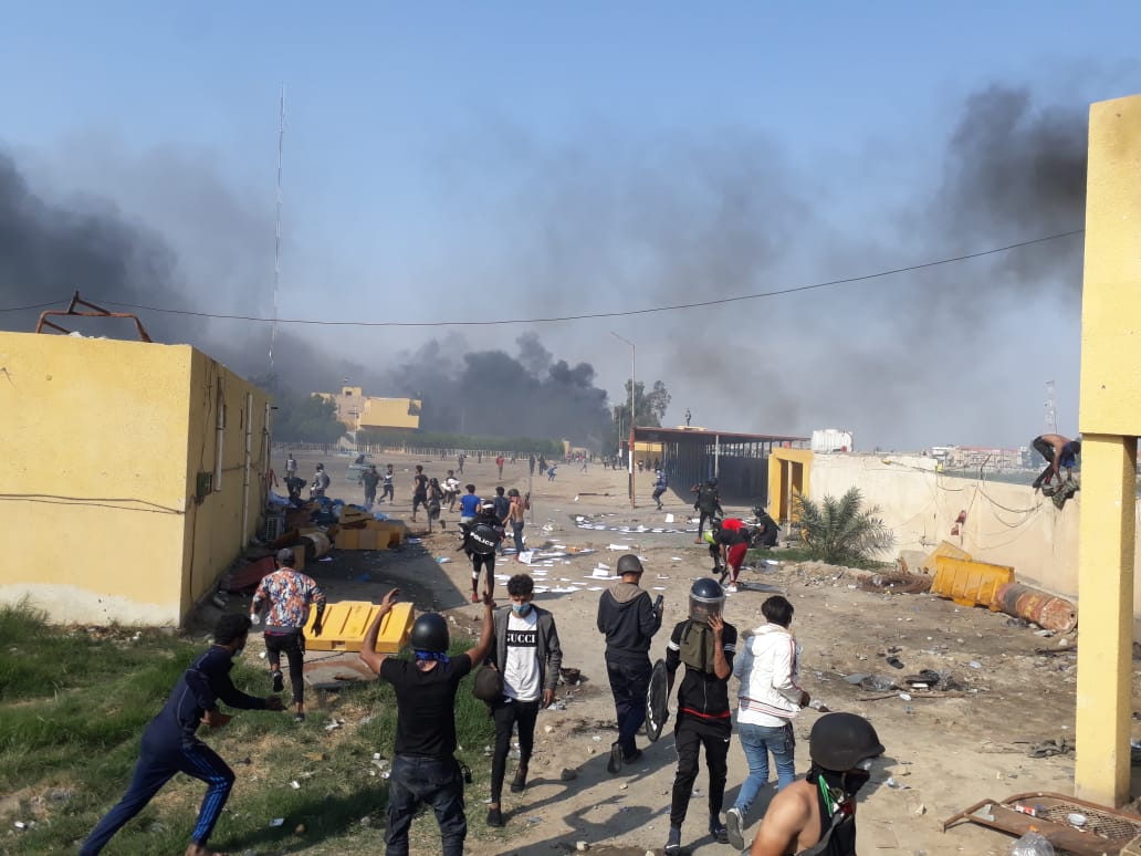 Protesters recover a bridge and burn military headquarters in Dhi Qar