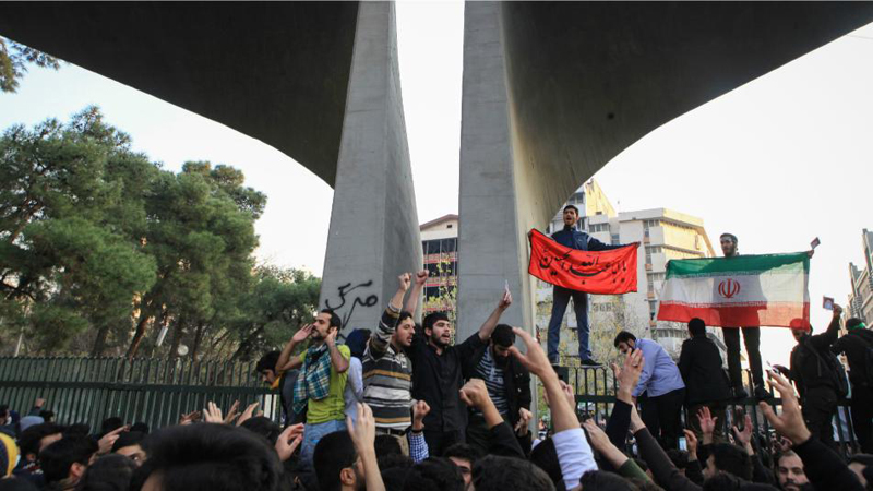 "رغم القمع الدموي".. نيويورك تايمز: إيران تعاني من أسوأ موجة تظاهرات منذ 40 عاماً
