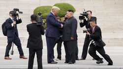 في زيارة تاريخية.. ترامب يعبر الحدود إلى كوريا الشمالية ويلتقي كيم جونغ أون (فيديو وصور)