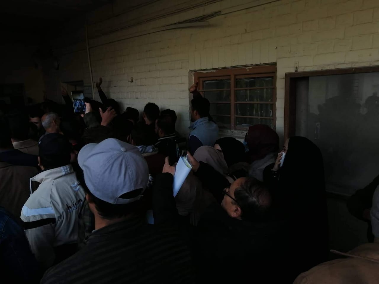 صور .. محتجون يقتحمون دائرة حكومية بمحافظة عراقية ويحاولون الوصول لمديرها