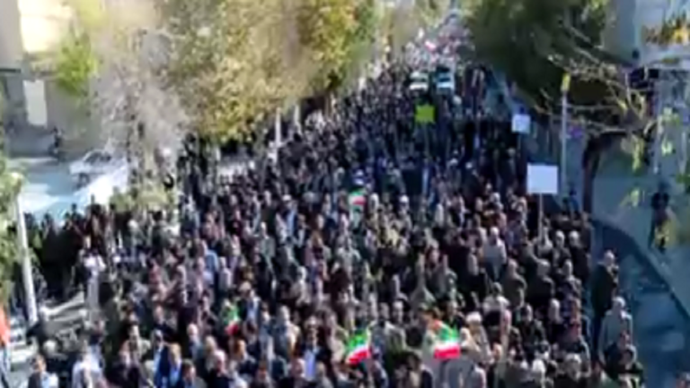 خروج مسيرات حاشدة في ايران لتأييد النظام ومعارضة الاضطرابات