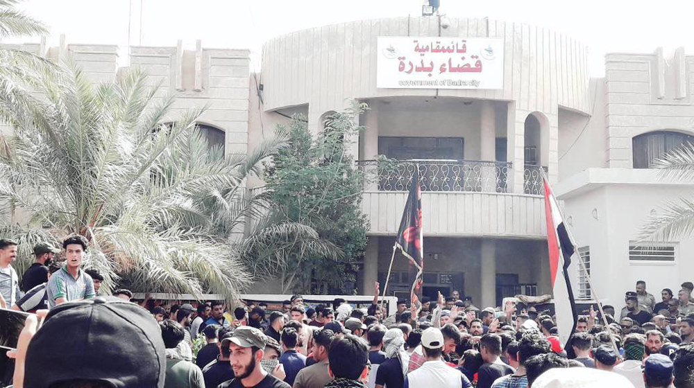 متظاهرون يغلقون دوائر حكومية في واسط