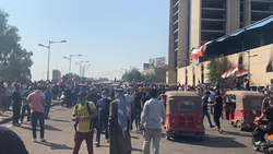 Security forces use live bullets to prevent demonstrators from crossing   al-Jomhoriya Bridge
