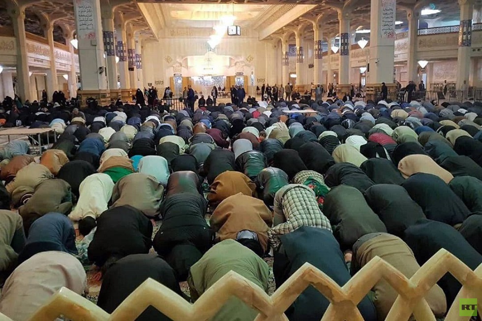 إيرانيون يتجاهلون تحذيرات "كورونا" ويقيمون صلاة جماعية في مرقد ديني