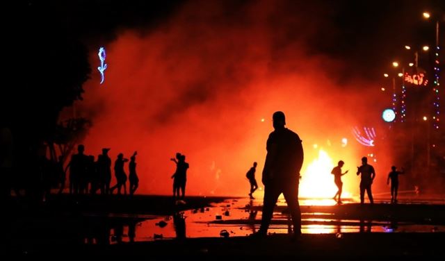 اعتراف عراقي بوجود طرف ثالث يقتل المتظاهرين وسط حريق بملجئ المحتجين