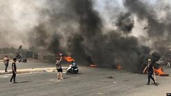 محتجون يقطعون طرقا مؤدية الى مركز محافظة عراقية