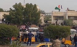 Photos... Protesters shut down official departments in Baghdad and southern Iraq