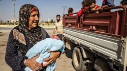 فرار الآلاف وإغلاق مستشفى رئيسي تحت وطأة القصف التركي بشمال سوريا