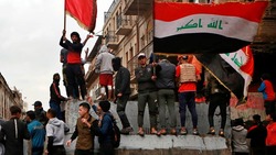 The highest military authority in Iraq promises to protect demonstrators