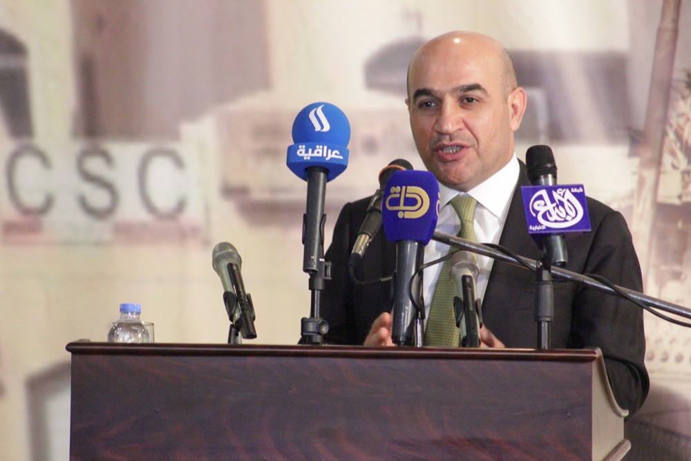 بسبب "الاستخدام المفرط".. وزير عراقي يحظر استخدام الهواتف الذكية لموظفي وزارته