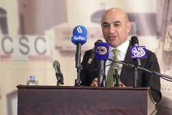 بسبب "الاستخدام المفرط".. وزير عراقي يحظر استخدام الهواتف الذكية لموظفي وزارته