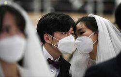 حفل زفاف جماعي يتحدى الخوف من كورونا