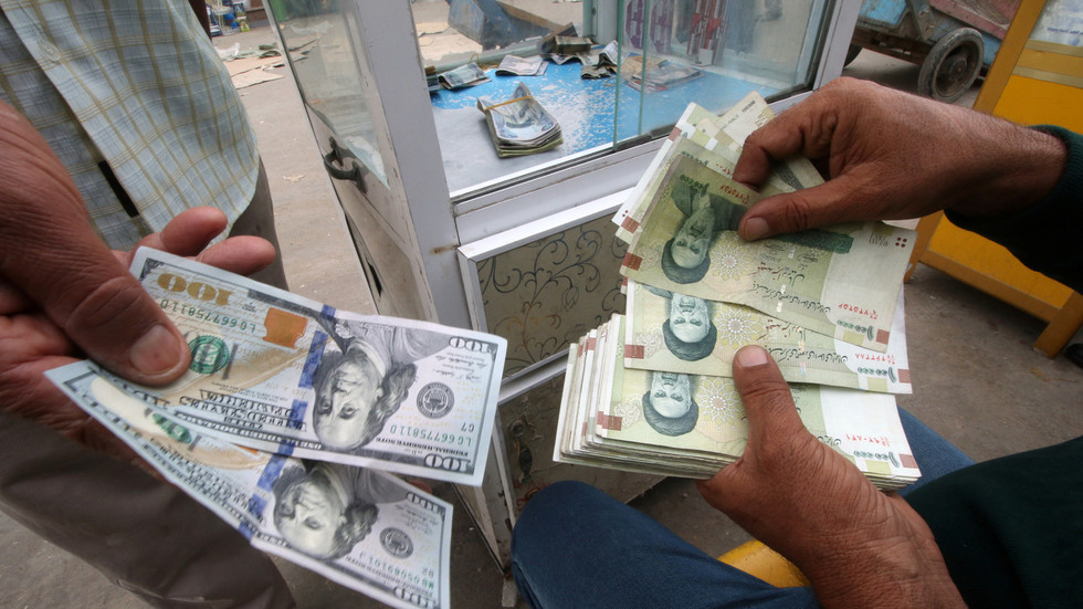 العملة الإيرانية تنهار لأدنى مستوى منذ عامين