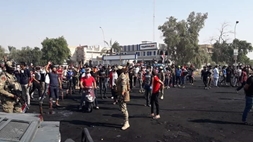 Protesters try to close al- Iraqiya TV in Dhi Qar and security make a cordon to stop them