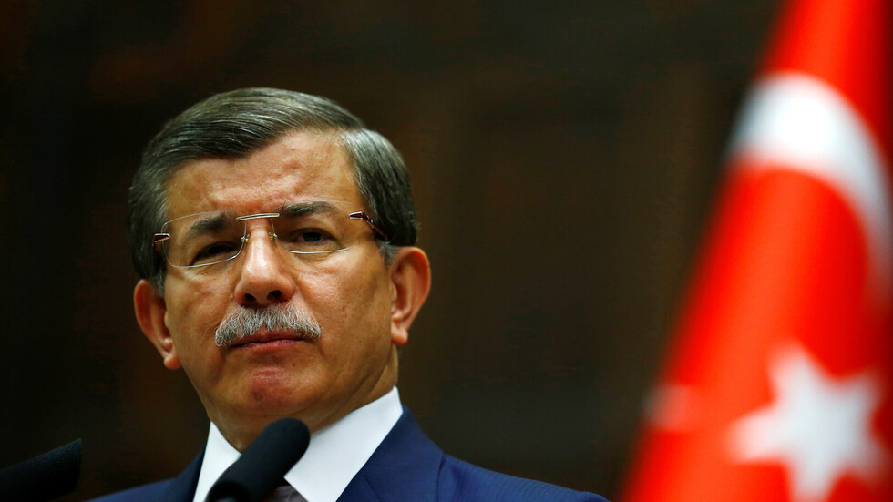 رئيس الوزراء التركي السابق أحمد داود أوغلو يستقيل من "العدالة والتنمية"
