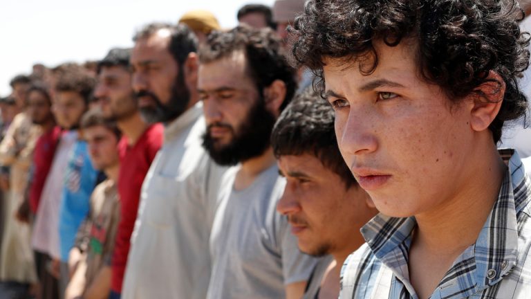 مسؤولان عراقيان: واشنطن ستسلم بغداد 50 سجينًا داعشيًا نقلتهم من سوريا