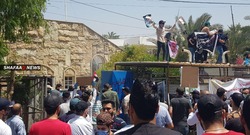 صور- فيديو.. محتجون يقتحمون مكتب MBC عراق ويحطمون محتوياته