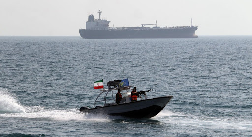 صورتان.. زوارق إيرانية تقترب بشكل خطير من سفينة أمريكية