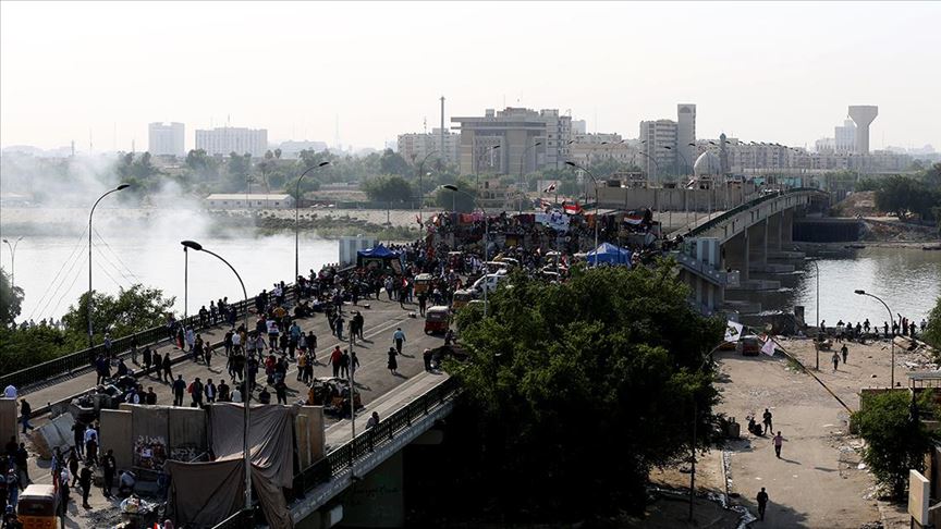بعد حريق  .. القوات الامنية تستعيد السيطرة على جسر وسط بغداد واصابات بين المحتجين