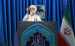 خطيب ايراني يدعو العراقيين واللبنانيين الحذر من "مؤامرات الأعداء" ويخص بالذكر محافظتين