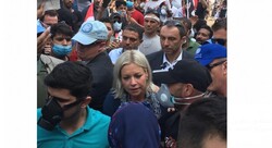مسؤولة كبيرة بالامم المتحدة تزور المحتجين بساحة التحرير عبر "التك تك"