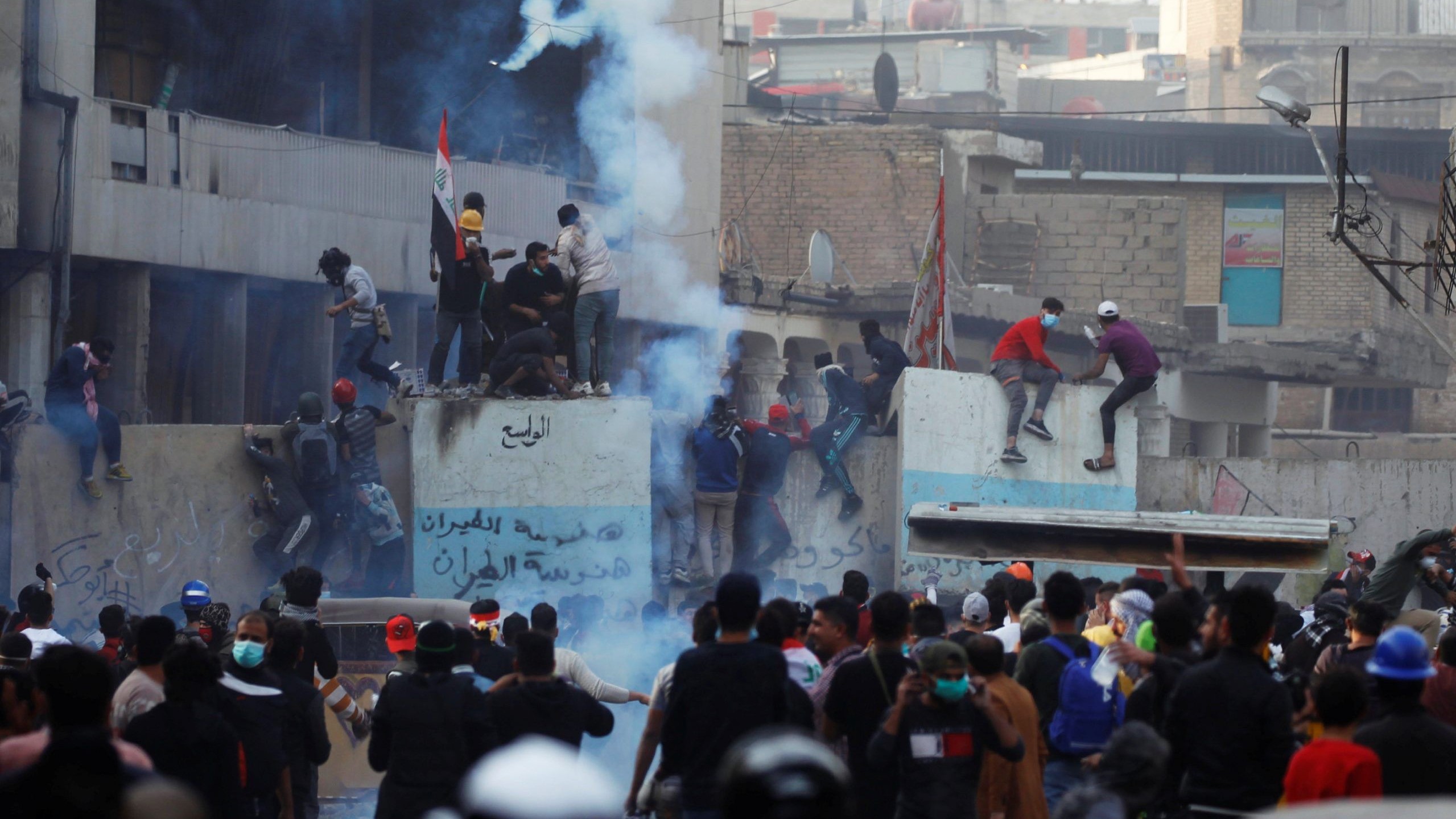 Kut protesters challenge the "blue hats" and continue the general strike