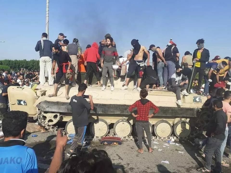 جرحى بمهاجمة مدرعات عراقية المعتصمين في ام قصر البصرة