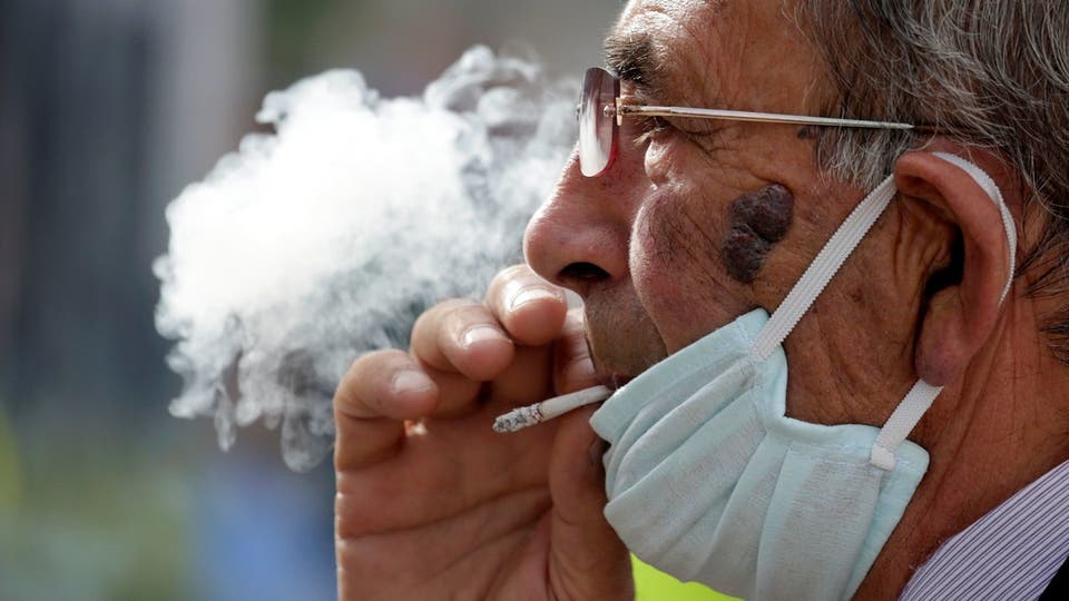 دراسة طبية تفصح عن اضرار "جسيمة" يلحقها كورونا بالمدخنين 