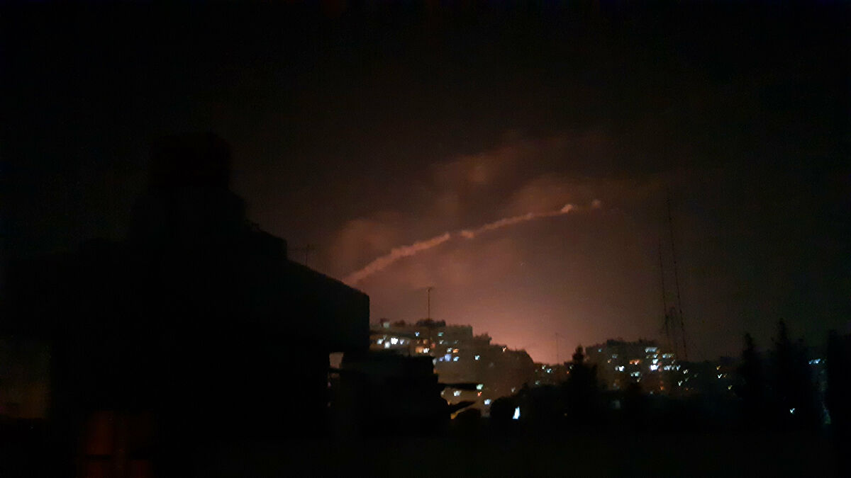 الدفاعات السورية "تتصدى" لقصف اسرائيلي في سماء ريف دمشق 
