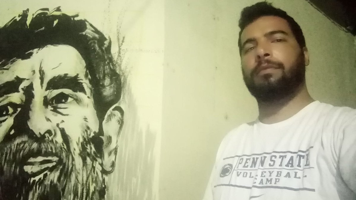 التحقيق مع ناشط رسم صدام حسين على جدار منزله