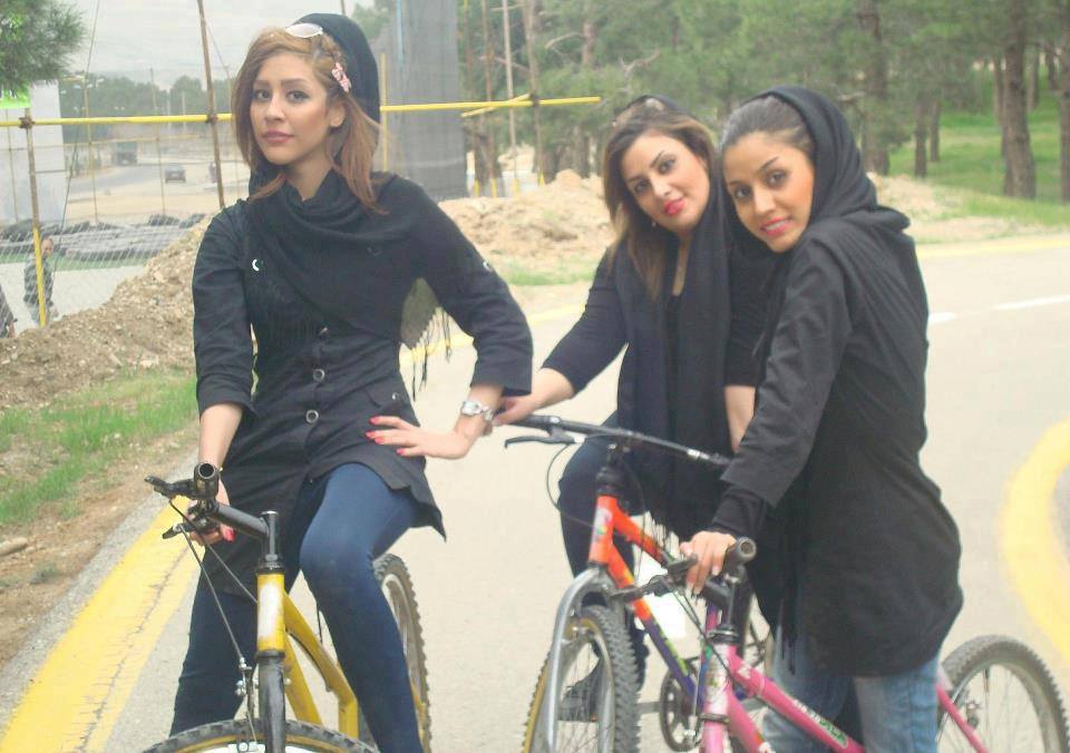 الأمر بالمعروف الإيرانية تمنع النساء في مشهد من ركوب الدراجات الهوائية