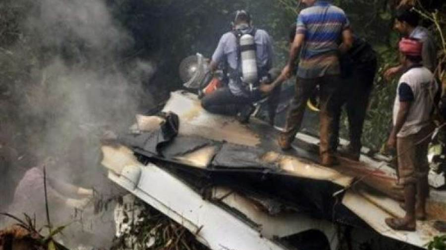انشطار طائرة هندية لدى هبوطها ومقتل 14