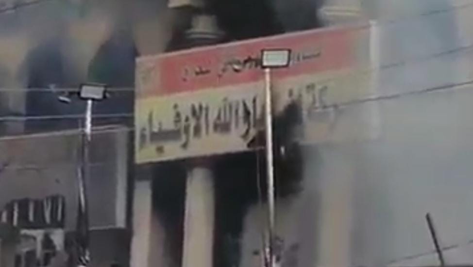 متظاهرون يحرقون مقراً لفصيل بالحشد الشعبي بعد حادثة "مفخخة الناصرية"