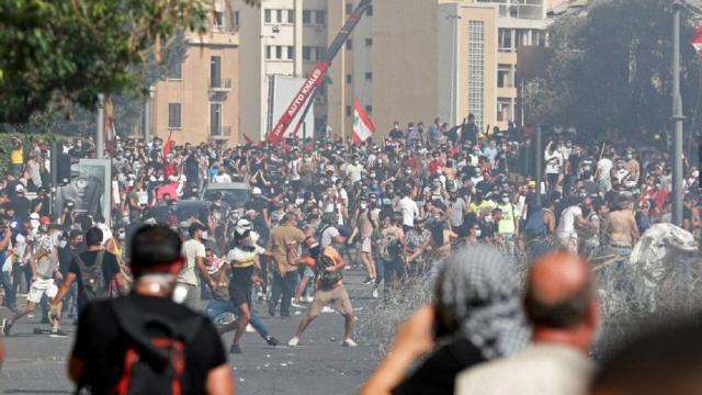 Beirut:  police uses tear gas as protesters regroup 