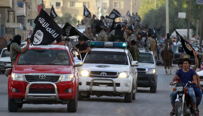 "داعش" يقيم استعراضاً عسكرياً  في أطراف مدينة عراقية 